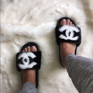 Black fur sandals